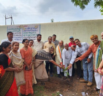 शासकीय उच्चतर माध्यमिक विद्यालय अण्डा में किया वृक्षा रोपण कर दिया पर्यावरण संरक्षण का सन्देश*     विधायक श्री ललित चंद्राकर…