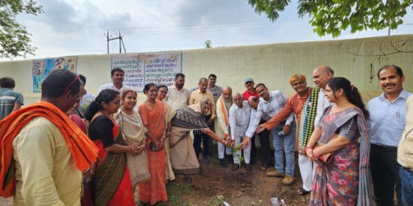 शासकीय उच्चतर माध्यमिक विद्यालय अण्डा में किया वृक्षा रोपण कर दिया पर्यावरण संरक्षण का सन्देश*     विधायक श्री ललित चंद्राकर…