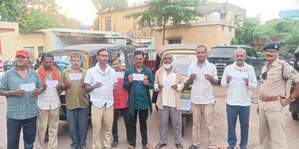 यातायात पुलिस दुर्ग द्वारा नियमों का पालन न करने वाले ऑटो चालकों के विरुद्ध कार्रवाही की गई ।