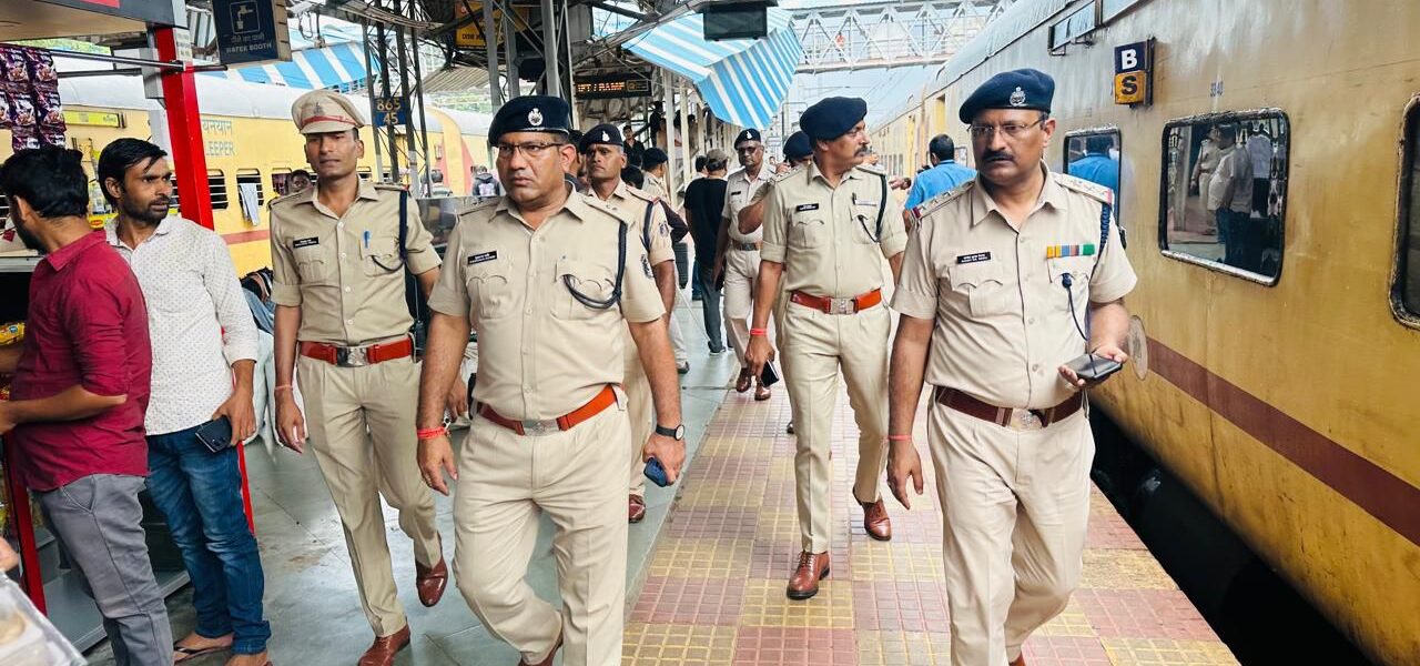 दुर्ग पुलिस जीआरपी आरपीएफ द्वारा रेलवे स्टेशन दुर्ग में की गई आकस्मिक चेकिंग ।