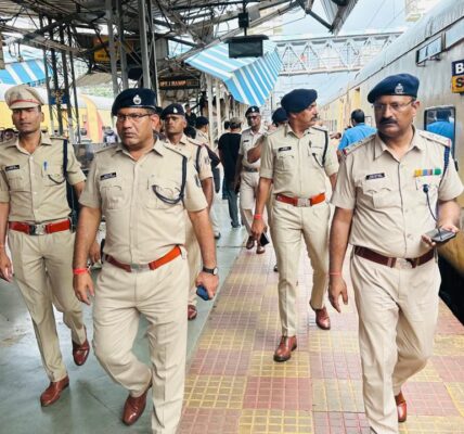 दुर्ग पुलिस जीआरपी आरपीएफ द्वारा रेलवे स्टेशन दुर्ग में की गई आकस्मिक चेकिंग ।
