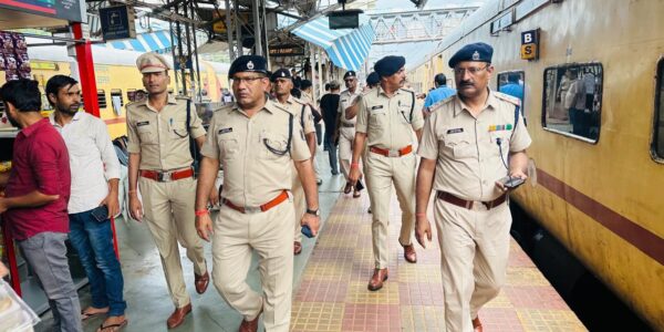 दुर्ग पुलिस जीआरपी आरपीएफ द्वारा रेलवे स्टेशन दुर्ग में की गई आकस्मिक चेकिंग ।