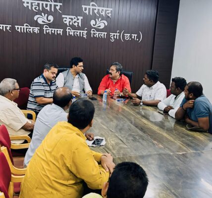 मेयर नीरज पाल और विधायक देवेंद्र यादव ने ली खुर्सीपार जोन की बैठक ।