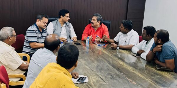 मेयर नीरज पाल और विधायक देवेंद्र यादव ने ली खुर्सीपार जोन की बैठक ।