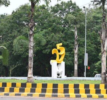 25 मिलियन टन के स्मरणीय स्मारक के साथ टाउनशिप चौक का सौंदर्यीकरण ।