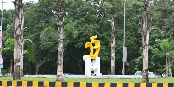 25 मिलियन टन के स्मरणीय स्मारक के साथ टाउनशिप चौक का सौंदर्यीकरण ।