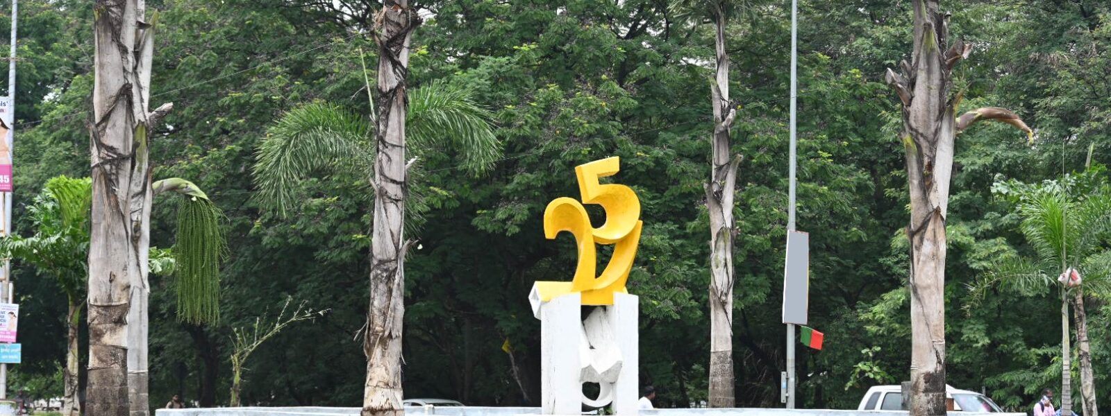भिलाई के बीएसपी टाउनशिप चौक का सौंदर्यीकरण 25 मिलियन टन के स्मरणीय स्मारक के साथ किया जा रहा है ।