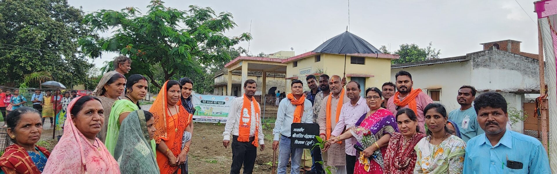महिला एवं बाल विकास विभाग दुर्ग आंगन बड़ी कार्यकर्ताओ ने एक पेड़ मां के नाम से पौधा रोपण किया ।