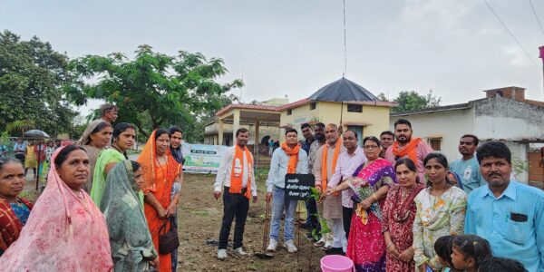 महिला एवं बाल विकास विभाग दुर्ग आंगन बड़ी कार्यकर्ताओ ने एक पेड़ मां के नाम से पौधा रोपण किया ।
