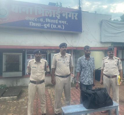 थाना भिलाई नगर के शातिर गुंडा बदमाश सागर कंडरा उर्फ मग्गा अवैध मादक पदार्थ गांजा के साथ गिरफ्तार ।