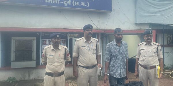 थाना भिलाई नगर के शातिर गुंडा बदमाश सागर कंडरा उर्फ मग्गा अवैध मादक पदार्थ गांजा के साथ गिरफ्तार ।