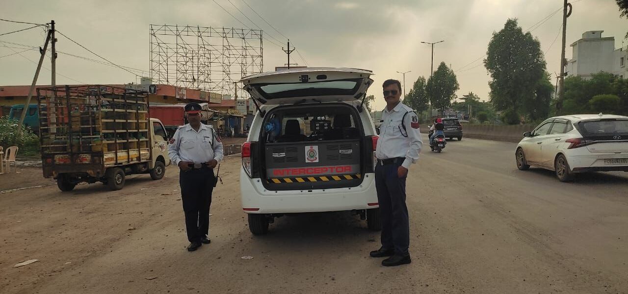 इंटरसेप्टर वाहन से की गई तेज रफ्तार वाहनो पर कार्यवाही।  25 वाहन आए ओवर स्पीड के रडार में।