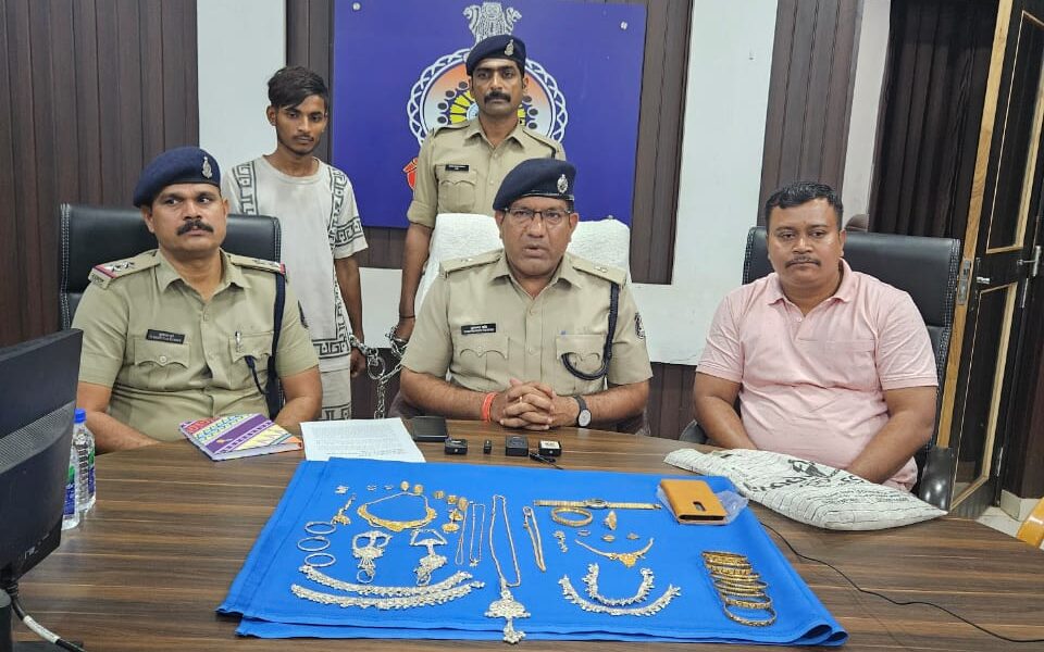 चौकी स्मृति नगर क्षेत्रान्तर्गत घटित चोरी के मामलें का खुलासा। 01 विधि विरूद्ध संघर्षरत बालक एवं 01 आरोपी गिरफ्तार।