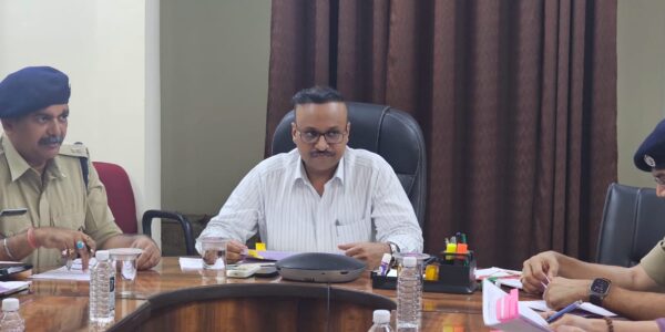 पुलिस महानिरीक्षक दुर्ग रेंज श्री रामगोपाल गर्ग द्वारा चिटफंड के लंबित मामलों पर महत्वपूर्ण बैठक ।