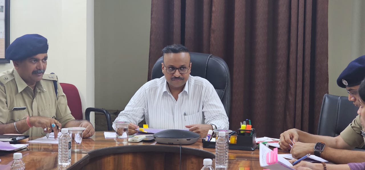पुलिस महानिरीक्षक दुर्ग रेंज श्री रामगोपाल गर्ग द्वारा चिटफंड के लंबित मामलों पर महत्वपूर्ण बैठक ।