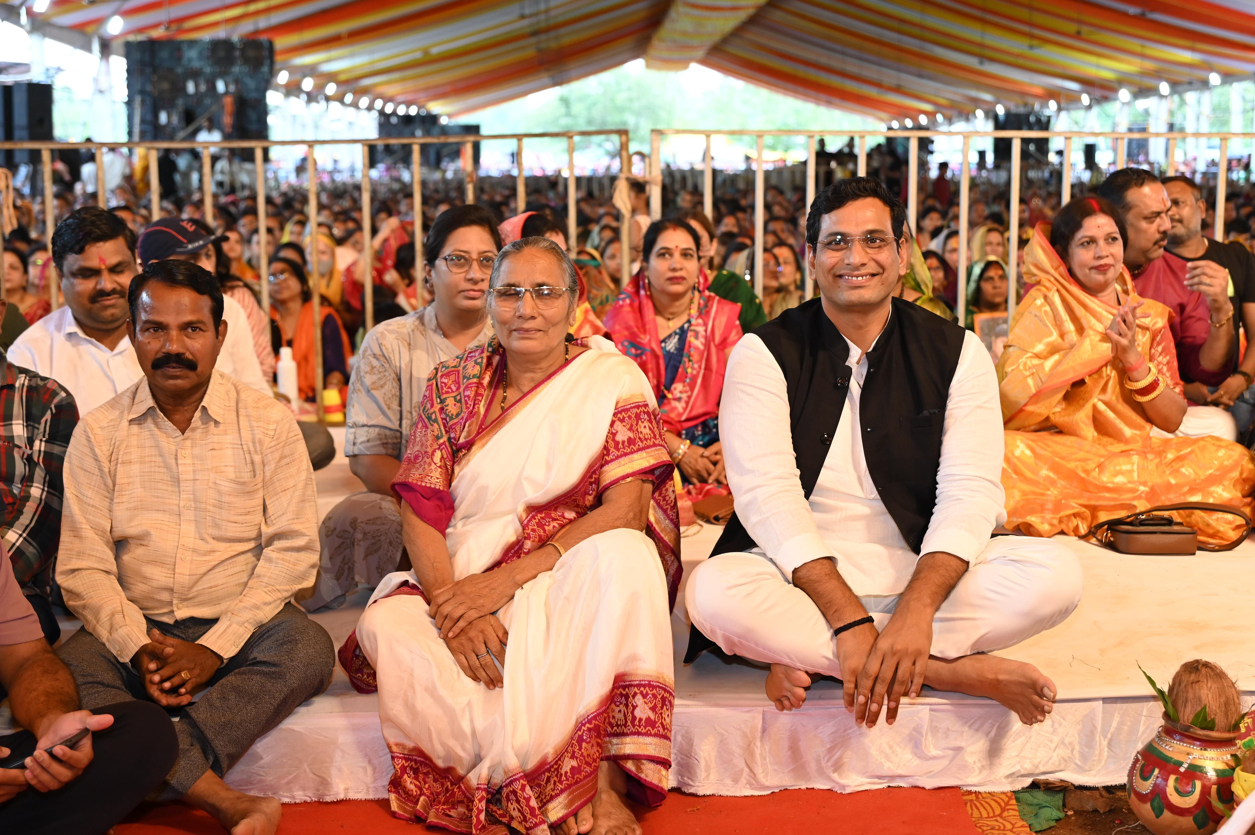 श्री शिव महापुराण कथा सुनने माता के साथ पहुंचे विधायक देवेंद्र   ।