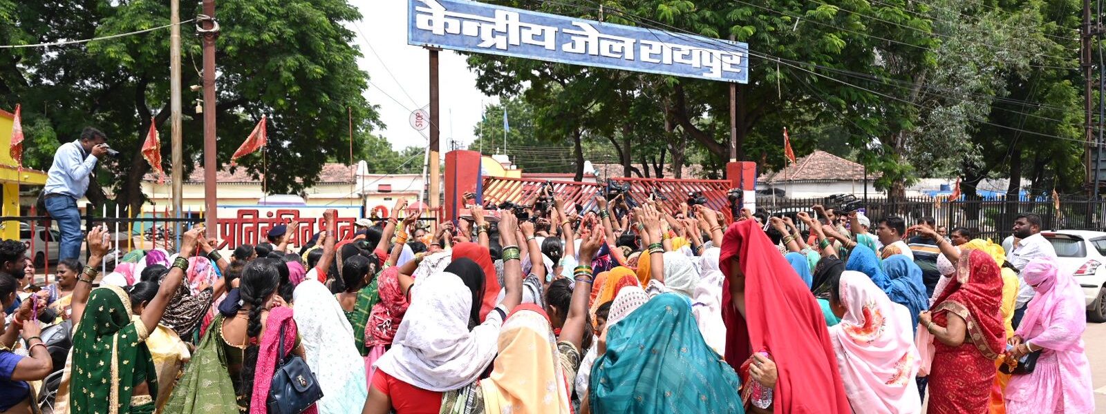 विधायक भाई को राखी बांधने सैकड़ों की संख्या में रायपुर जेल पहुंची भिलाई की महिलाएं ।