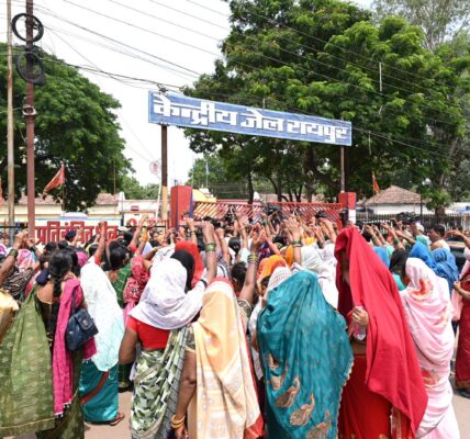 विधायक भाई को राखी बांधने सैकड़ों की संख्या में रायपुर जेल पहुंची भिलाई की महिलाएं ।