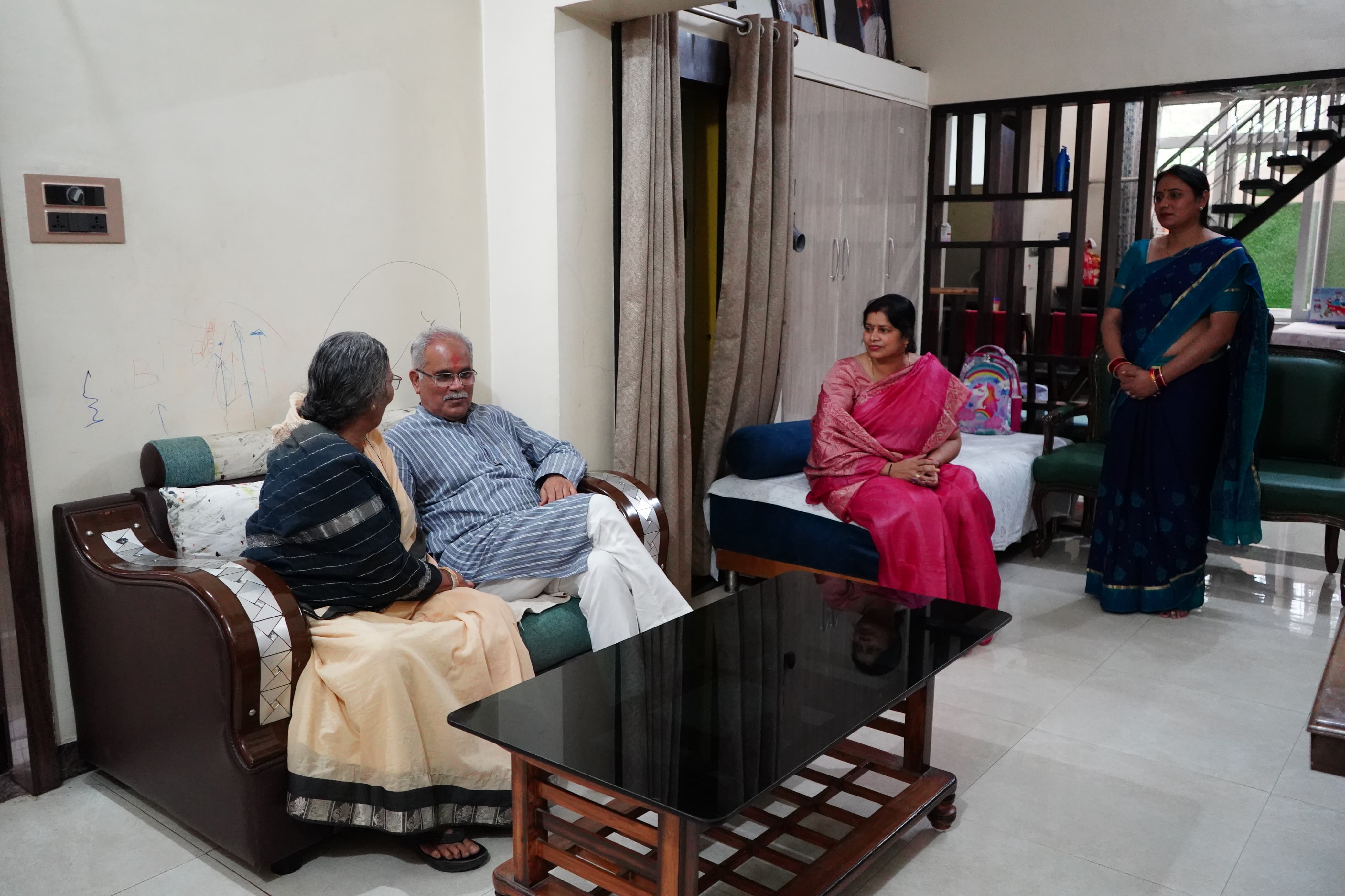 विधायक देवेन्द्र यादव के परिवार से मिले पूर्व मुख्यमंत्री भूपेश बघेल ।