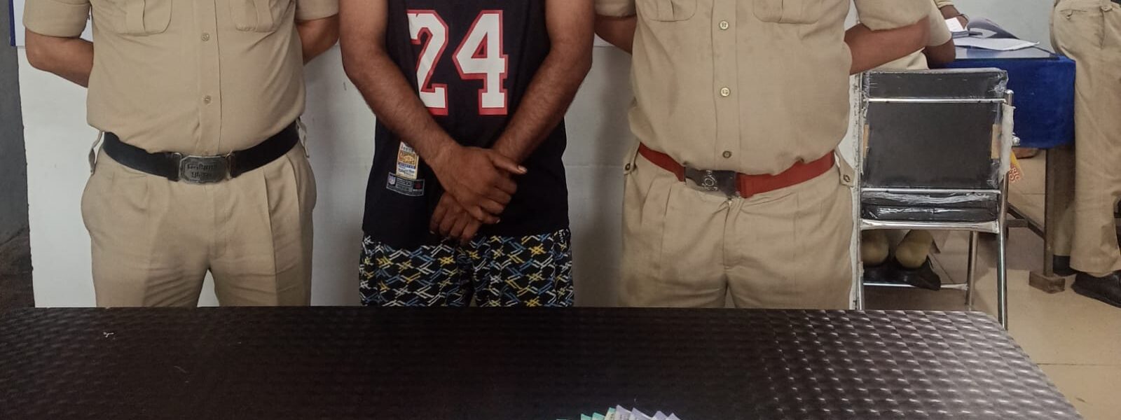 सुने मकान में चोरी करने वाला आरोपी गिरफ्तार   दुर्गा पारा लक्ष्मी नगर सुपेला में किया था चोरी    सुपेला पुलिस की सक्रियता से मिली सफलता     सोने एवं चांदी के जेवरात कीमती 2,10,000 रूपये बरामद ।