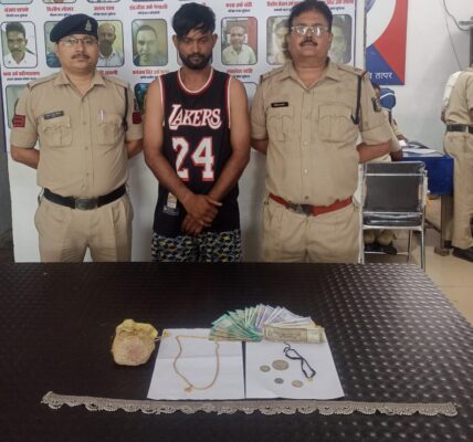 सुने मकान में चोरी करने वाला आरोपी गिरफ्तार   दुर्गा पारा लक्ष्मी नगर सुपेला में किया था चोरी    सुपेला पुलिस की सक्रियता से मिली सफलता     सोने एवं चांदी के जेवरात कीमती 2,10,000 रूपये बरामद ।
