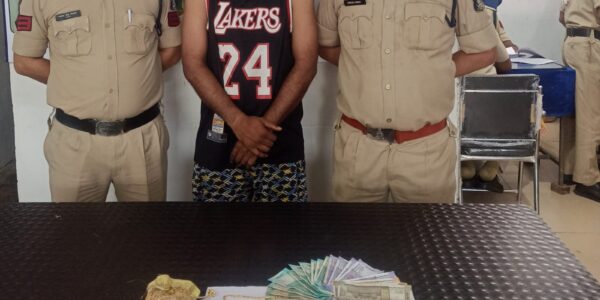 सुने मकान में चोरी करने वाला आरोपी गिरफ्तार   दुर्गा पारा लक्ष्मी नगर सुपेला में किया था चोरी    सुपेला पुलिस की सक्रियता से मिली सफलता     सोने एवं चांदी के जेवरात कीमती 2,10,000 रूपये बरामद ।