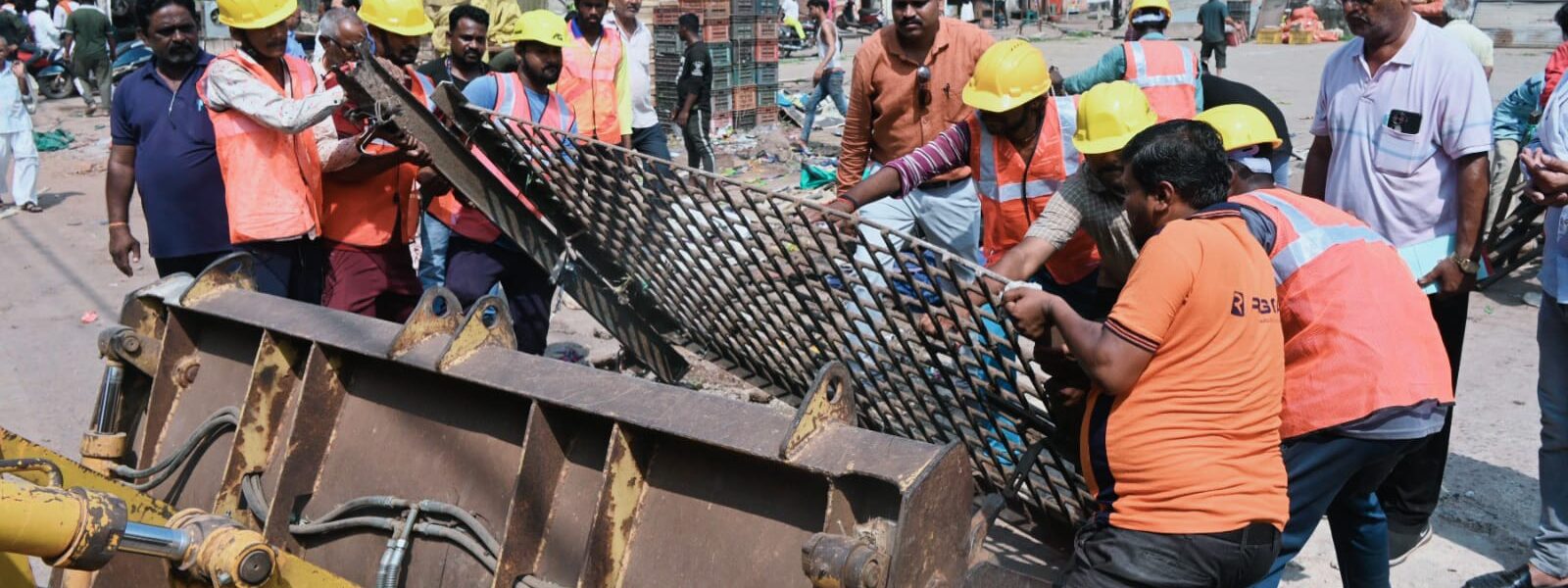 नंदिनी रोड में तोड़ फोड़, प्रभारी कमिश्नर की मनमानी ।विधायक को भी नहीं थी जानकारी जानकारी ।