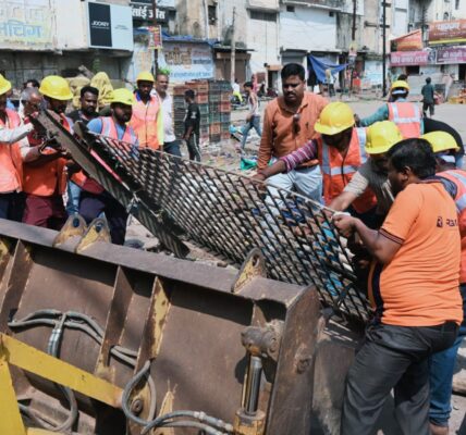 नंदिनी रोड में तोड़ फोड़, प्रभारी कमिश्नर की मनमानी ।विधायक को भी नहीं थी जानकारी जानकारी ।