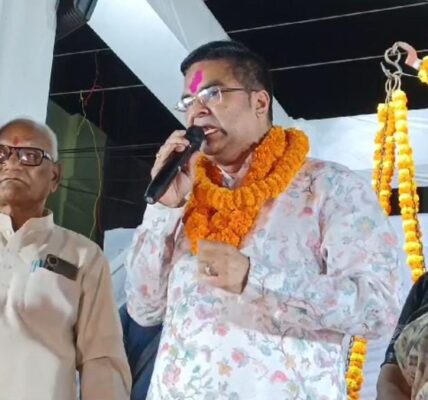 गदा चौक से शराब दुकान हटने पर मार्केट व मोहल्ले के लोगों ने विधायक रिकेश का किया अभूतपूर्व स्वागत, लड्डुओं से तौला ।