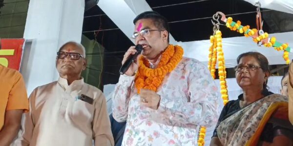 गदा चौक से शराब दुकान हटने पर मार्केट व मोहल्ले के लोगों ने विधायक रिकेश का किया अभूतपूर्व स्वागत, लड्डुओं से तौला ।