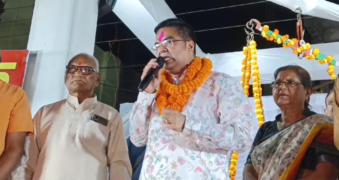 गदा चौक से शराब दुकान हटने पर मार्केट व मोहल्ले के लोगों ने विधायक रिकेश का किया अभूतपूर्व स्वागत, लड्डुओं से तौला ।