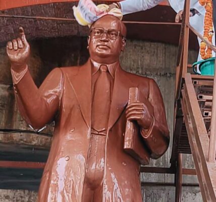 वाटर स्प्रिंकल से शहर में चौक चौराहों पर स्थापित महापुरूषों की प्रतिमाओं को विधायक रिकेश ने साफ कर किया माल्यार्पण, कहा – “परंपरागत रूप से हमारे स्वभाव और संस्कार में रही है स्वच्छता” ।