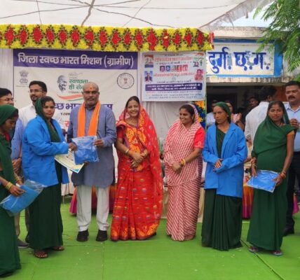 स्वच्छता मित्रों के सम्मान कार्यक्रम में सम्मिलित हुए दुर्ग ग्रामीण विधायक व राज्य ग्रामीण अन्य पिछड़ा वर्ग क्षेत्र विकास प्राधिकरण उपाध्यक्ष ललित चंद्राकर ।