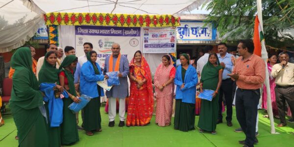 स्वच्छता मित्रों के सम्मान कार्यक्रम में सम्मिलित हुए दुर्ग ग्रामीण विधायक व राज्य ग्रामीण अन्य पिछड़ा वर्ग क्षेत्र विकास प्राधिकरण उपाध्यक्ष ललित चंद्राकर ।