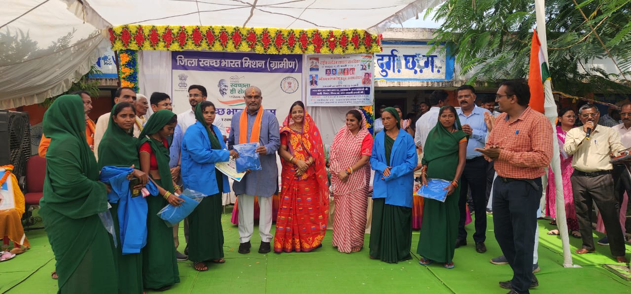 स्वच्छता मित्रों के सम्मान कार्यक्रम में सम्मिलित हुए दुर्ग ग्रामीण विधायक व राज्य ग्रामीण अन्य पिछड़ा वर्ग क्षेत्र विकास प्राधिकरण उपाध्यक्ष ललित चंद्राकर ।