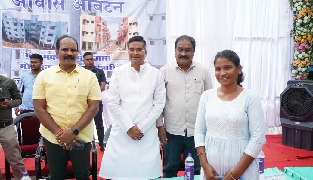 वैशाली नगर के 140 परिवार को मिला खुद का घर, विधायक रिकेश सेन ने हितग्राहियों को बांटा आबंटन पत्र ।