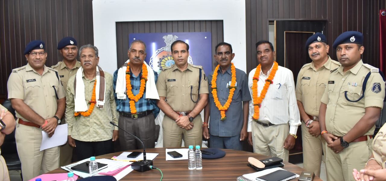 पुलिस विभाग से सेवानिवृत्त हो रहे अधिकारी/कर्मचारियों का सम्मान/विदाई समारोह ।