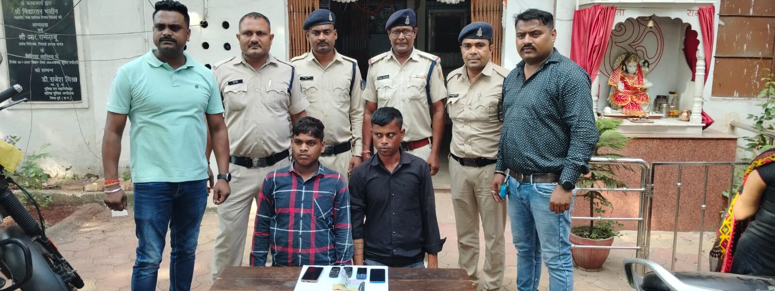 ट्रक चालक से चाकू की नोक पर मोबाईल व नगदी रकम लूटपाट करने वाले दो  युवक  गिरफ्तार ।
