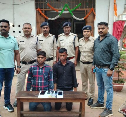 ट्रक चालक से चाकू की नोक पर मोबाईल व नगदी रकम लूटपाट करने वाले दो  युवक  गिरफ्तार ।