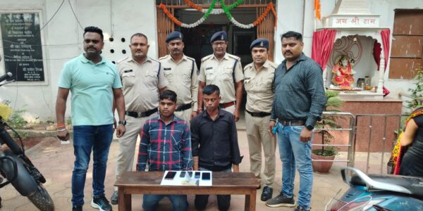 ट्रक चालक से चाकू की नोक पर मोबाईल व नगदी रकम लूटपाट करने वाले दो  युवक  गिरफ्तार ।