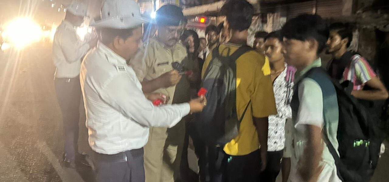 पदयात्रियो की सुरक्षा की दृष्टि से यातायात पुलिस दुर्ग द्वारा पदयात्रियों के पीठ व बैग पर रेडियम स्टीकर लगाया जा रहा है।