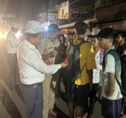 पदयात्रियो की सुरक्षा की दृष्टि से यातायात पुलिस दुर्ग द्वारा पदयात्रियों के पीठ व बैग पर रेडियम स्टीकर लगाया जा रहा है।