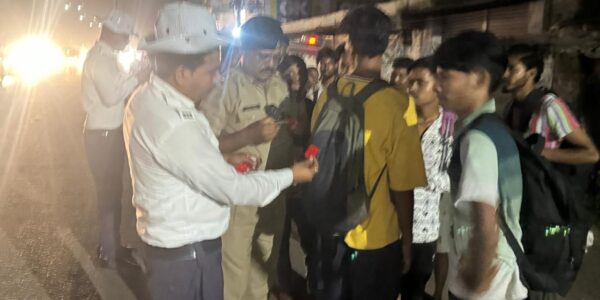पदयात्रियो की सुरक्षा की दृष्टि से यातायात पुलिस दुर्ग द्वारा पदयात्रियों के पीठ व बैग पर रेडियम स्टीकर लगाया जा रहा है।