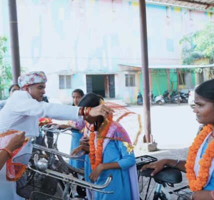 नवरात्रि के अवसर पर विधायक रिकेश सेन ने 4 स्कूल की 80 बालिकाओं को दी सायकल, तिलक लगा, माला पहना, चुनरी ओढ़ा कर उपहार भी दिया ।           
