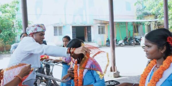 नवरात्रि के अवसर पर विधायक रिकेश सेन ने 4 स्कूल की 80 बालिकाओं को दी सायकल, तिलक लगा, माला पहना, चुनरी ओढ़ा कर उपहार भी दिया ।           