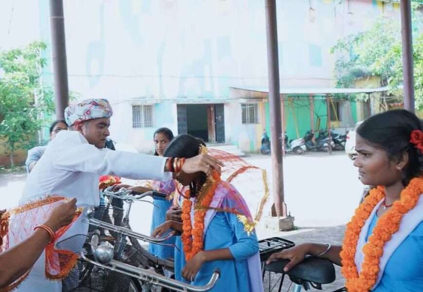 नवरात्रि के अवसर पर विधायक रिकेश सेन ने 4 स्कूल की 80 बालिकाओं को दी सायकल, तिलक लगा, माला पहना, चुनरी ओढ़ा कर उपहार भी दिया ।           
