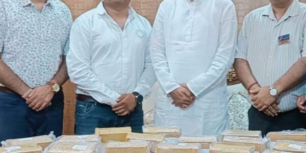 वैशाली नगर विधानसभा की 16 शासकीय स्कूलों में इंस्टालेशन के लिए पहुंची सेनेटरी नेपकिन वेंडिंग मशीन, विधायक रिकेश सेन ने कहा हमारी बहन-बच्चियों के उच्च आत्म-सम्मान और शैक्षणिक विकास के लिए है जरूरी ।