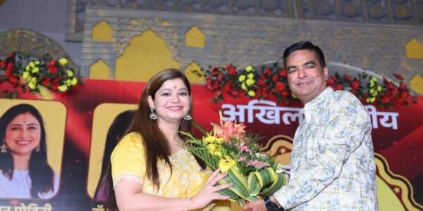 वैशाली नगर के लोकांगन में देर रात तक काव्य प्रेमी हंसी ठहाकों की महफ़िल से हुए सराबोर, अखिल भारतीय कवि सम्मेलन  देश के उम्दा कवियों ने बांधे रखा ।
