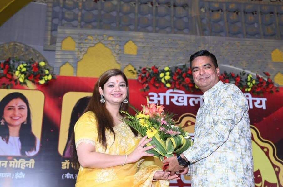 वैशाली नगर के लोकांगन में देर रात तक काव्य प्रेमी हंसी ठहाकों की महफ़िल से हुए सराबोर, अखिल भारतीय कवि सम्मेलन  देश के उम्दा कवियों ने बांधे रखा ।
