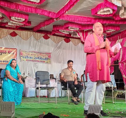 ग्राम कुथरेल में दशहरा उत्सव के कार्यक्रम में सम्मिलित हुए विधायक ललित चंद्राकर ।